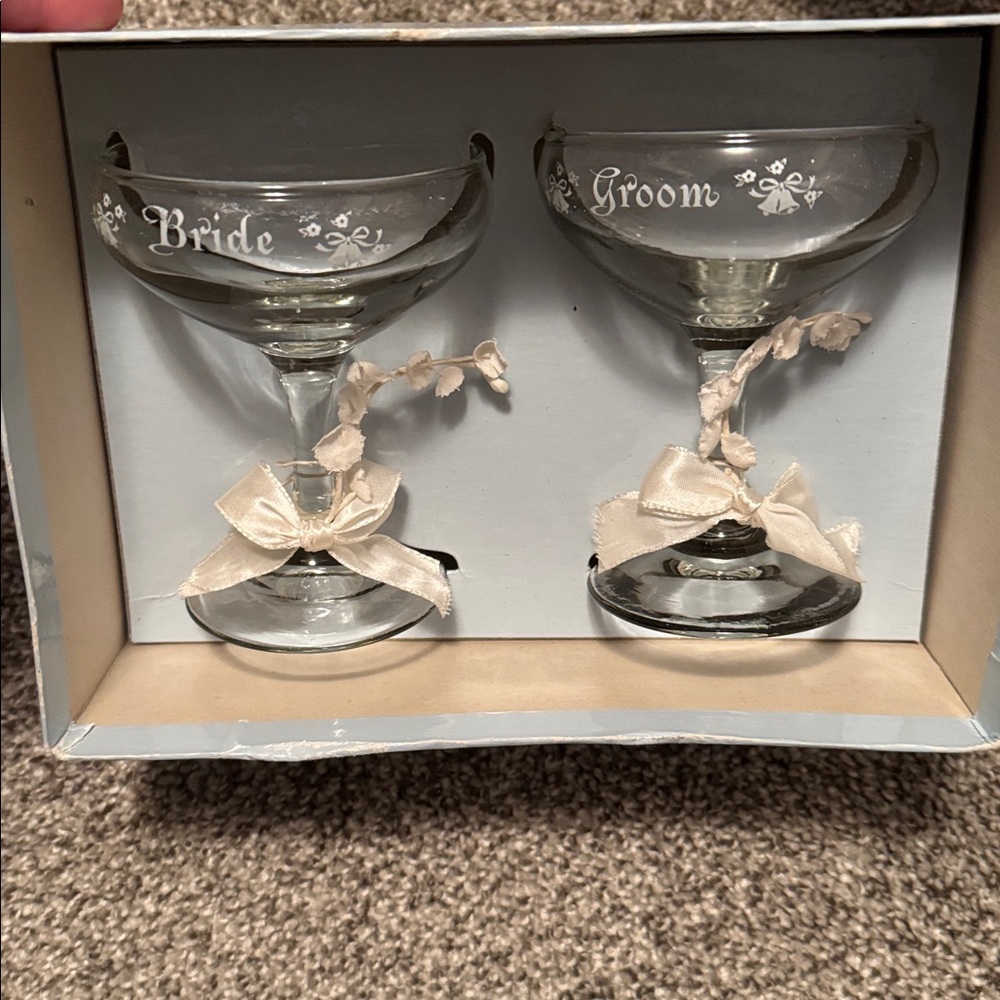 💒 Vintage Bride and Groom Champagne Glasses 💒